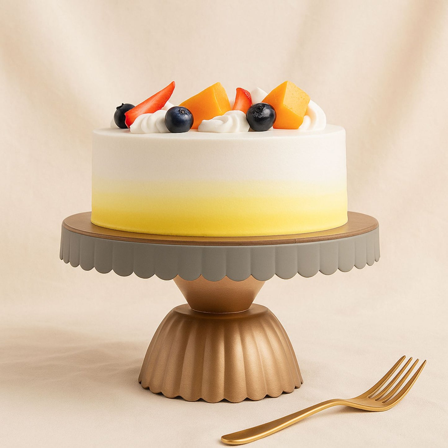 كيك بالمانجو وقطع الفاكهة