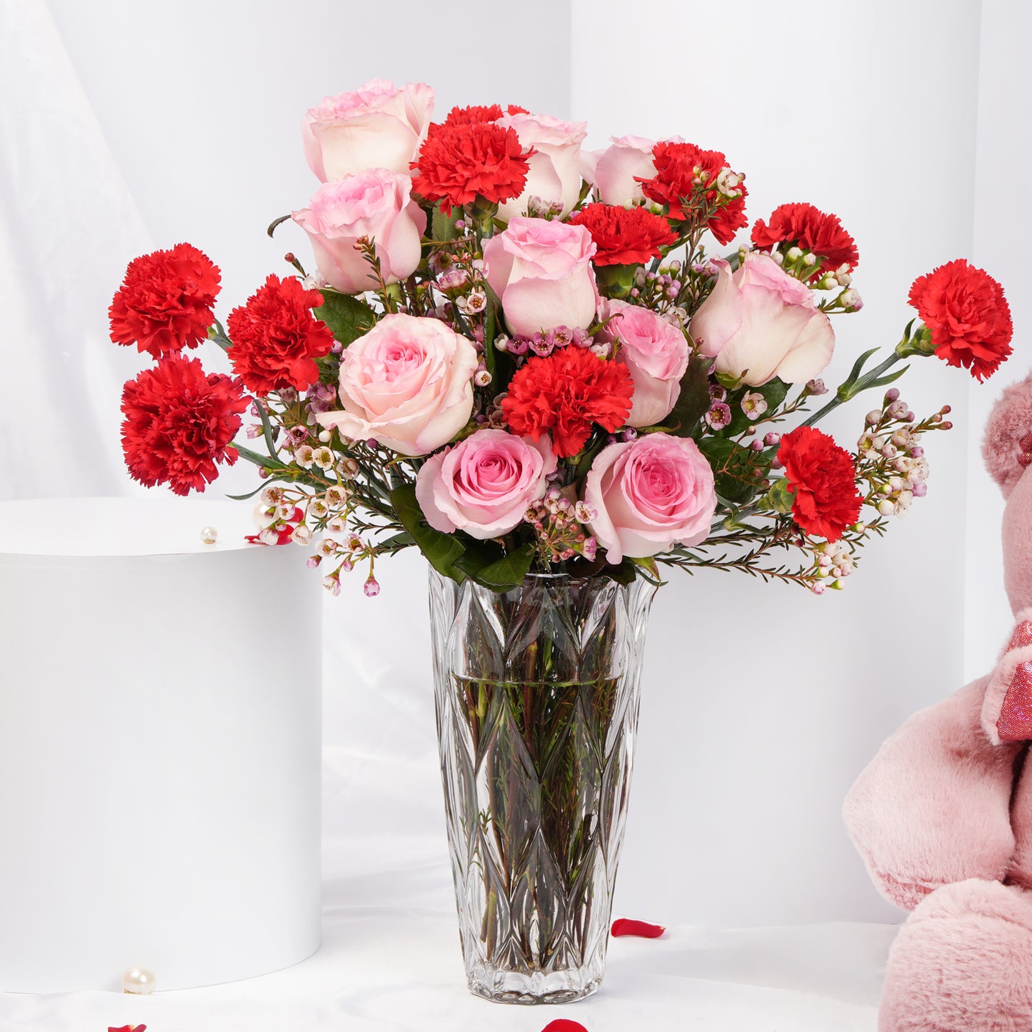 راقية | مزهرية 21 وردة حمراء و زهرية مع دبدوب