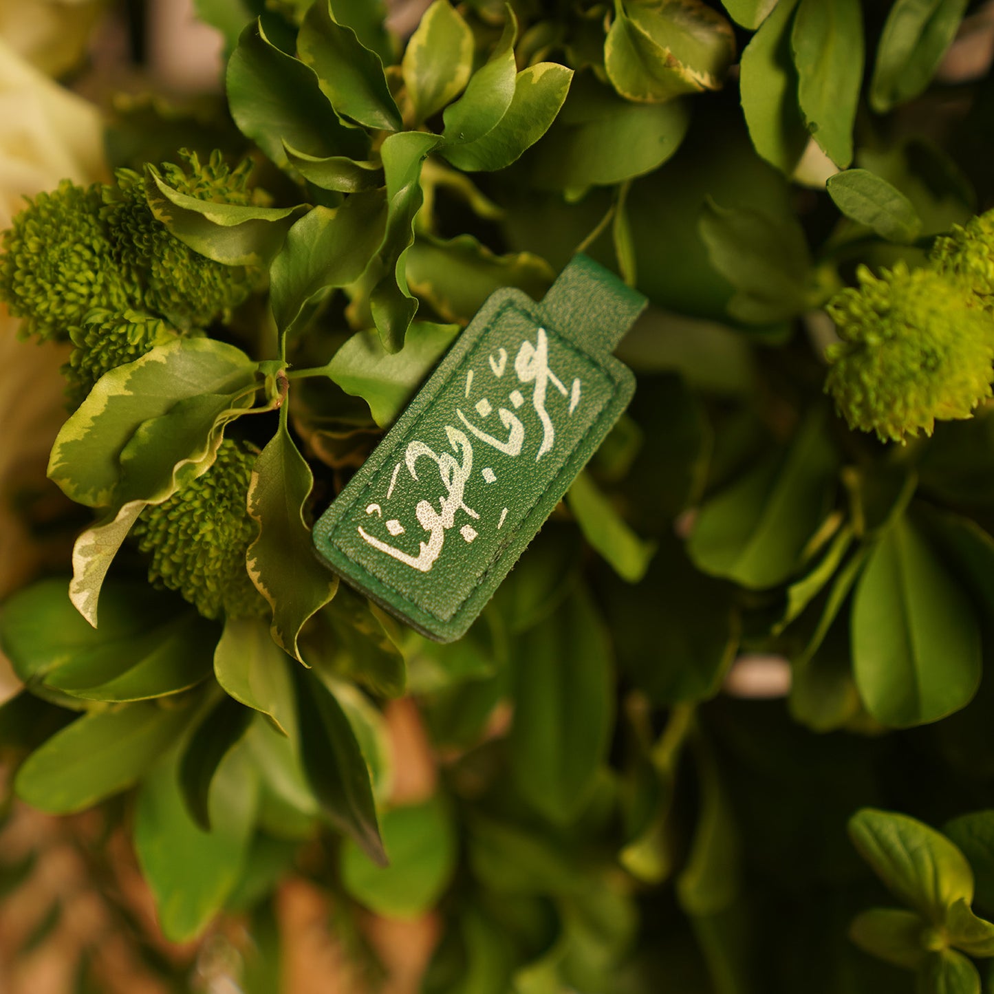 طقم هدايا اليوم الوطني | فازة زهور و شوكولاطه