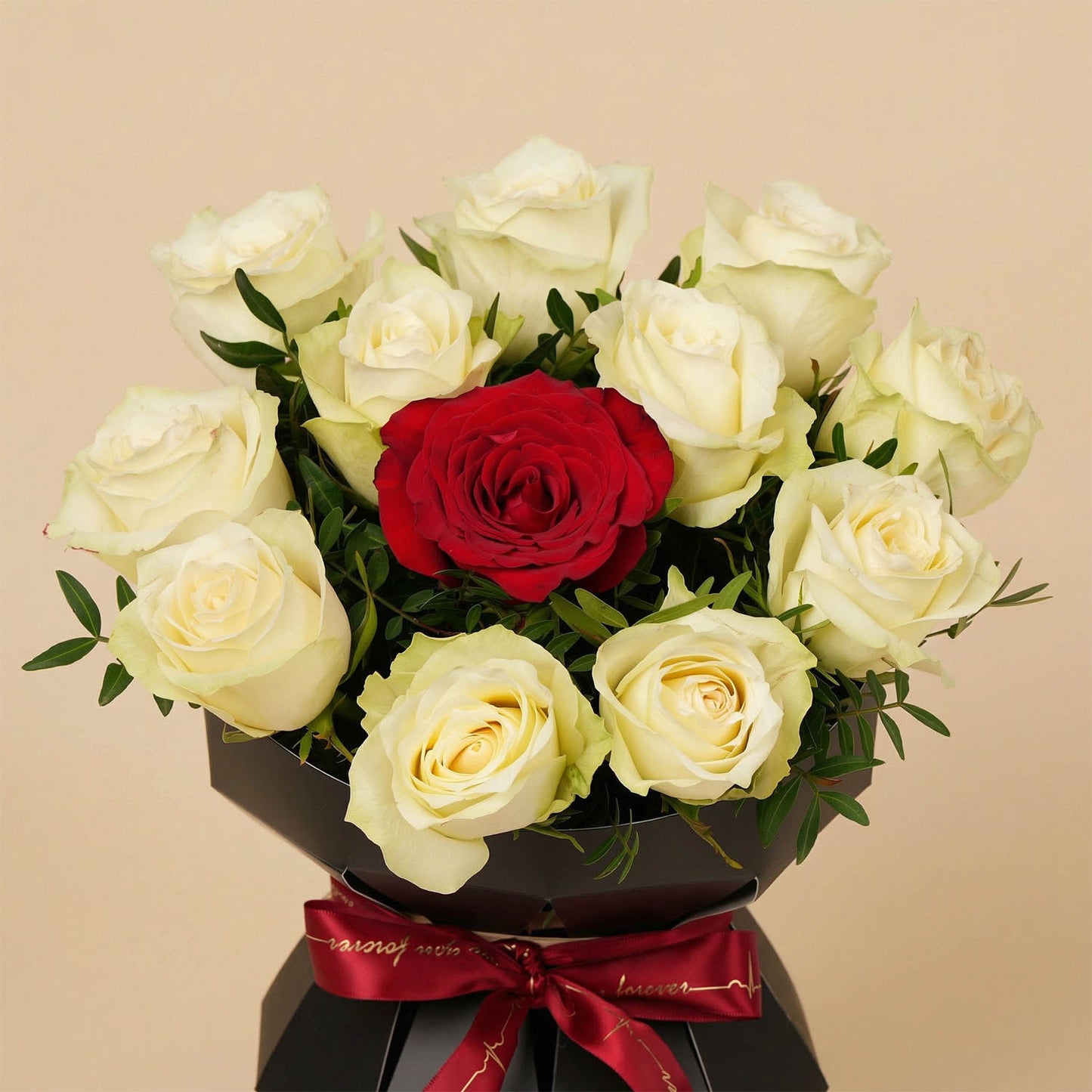 بوكيه ورد أبيض مع وردة حمراء