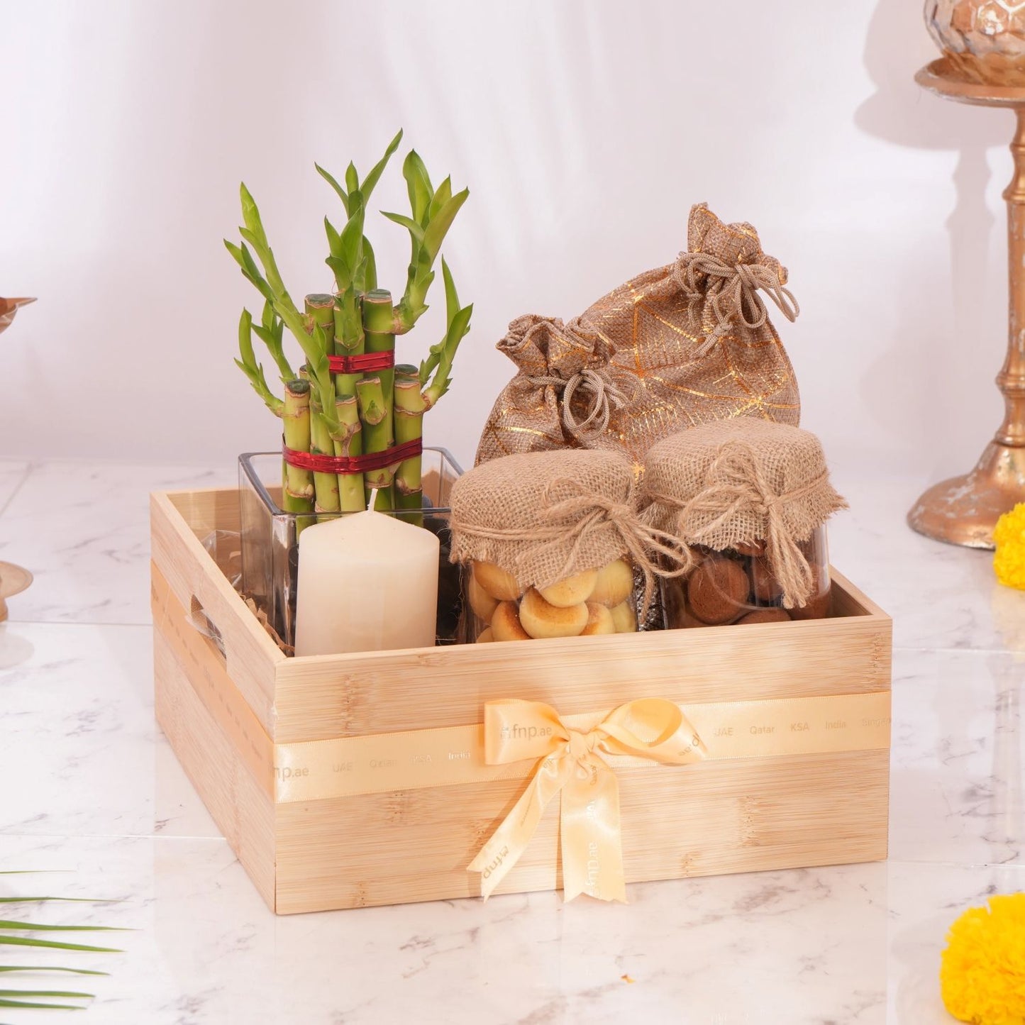 بوكس مكسرات و أصيص بامبو