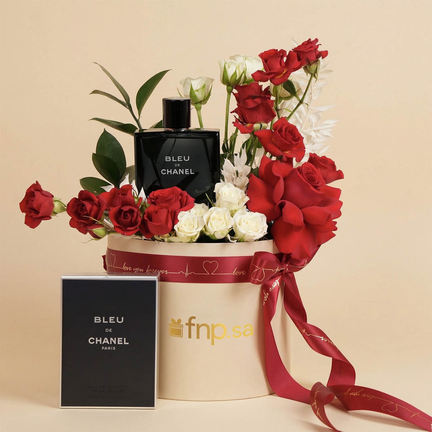 عطر بلو دي شانيل الرجالي مع باقة ورد أحمر وأبيض