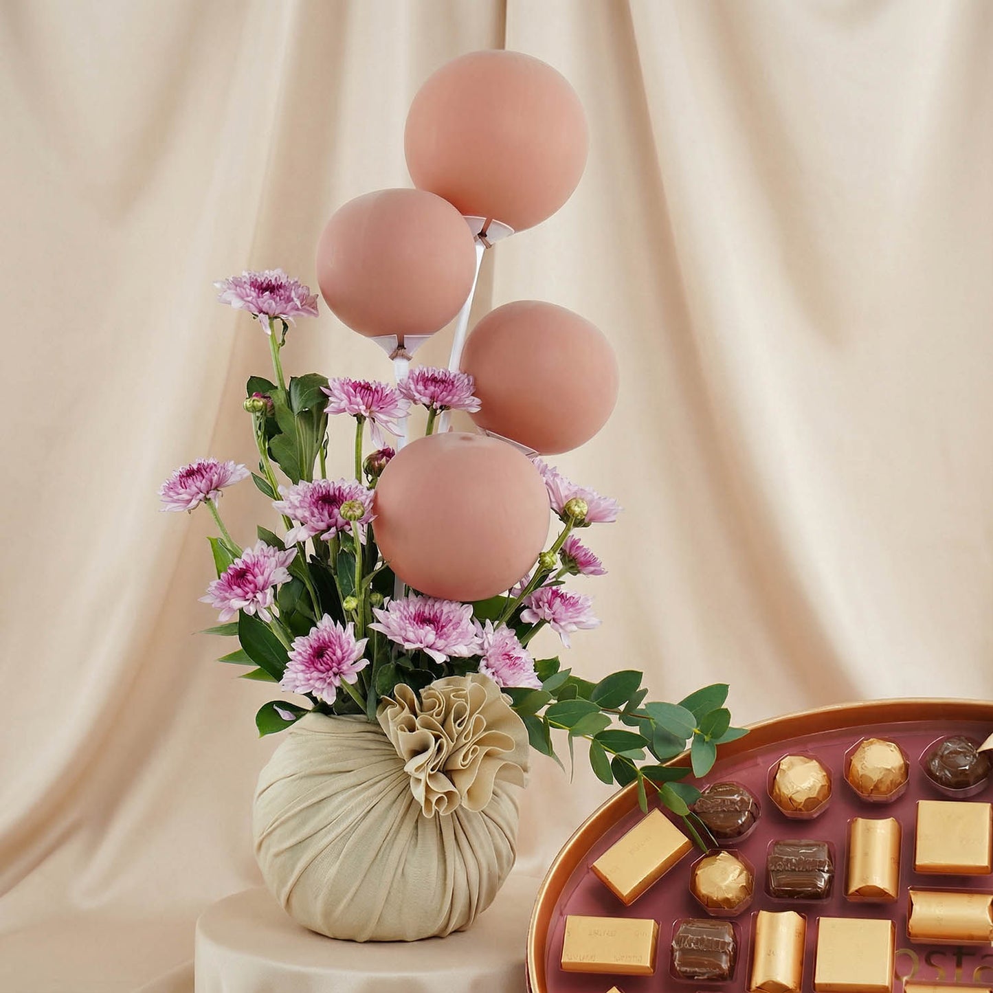 علبة شوكولاتة بستاني مع مزهرية أقحوان