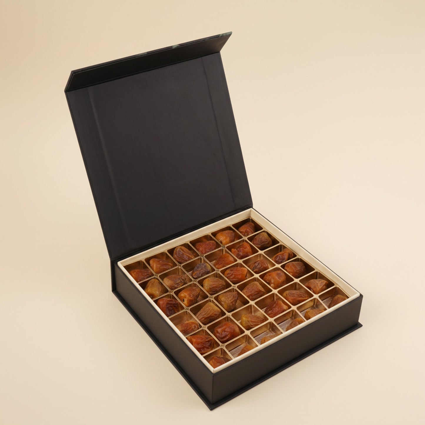 علبة تمور رمضان مع ورد و طقم قهوة سعودي