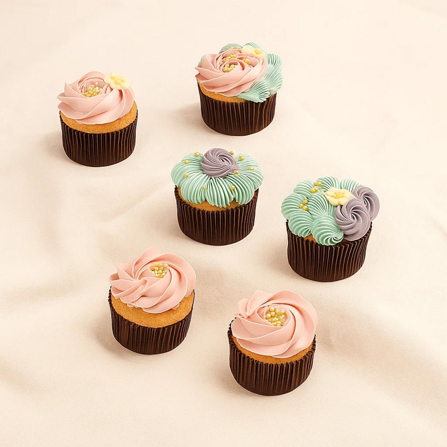 سحر الباستيل | كب كيك مزين بالكريمة