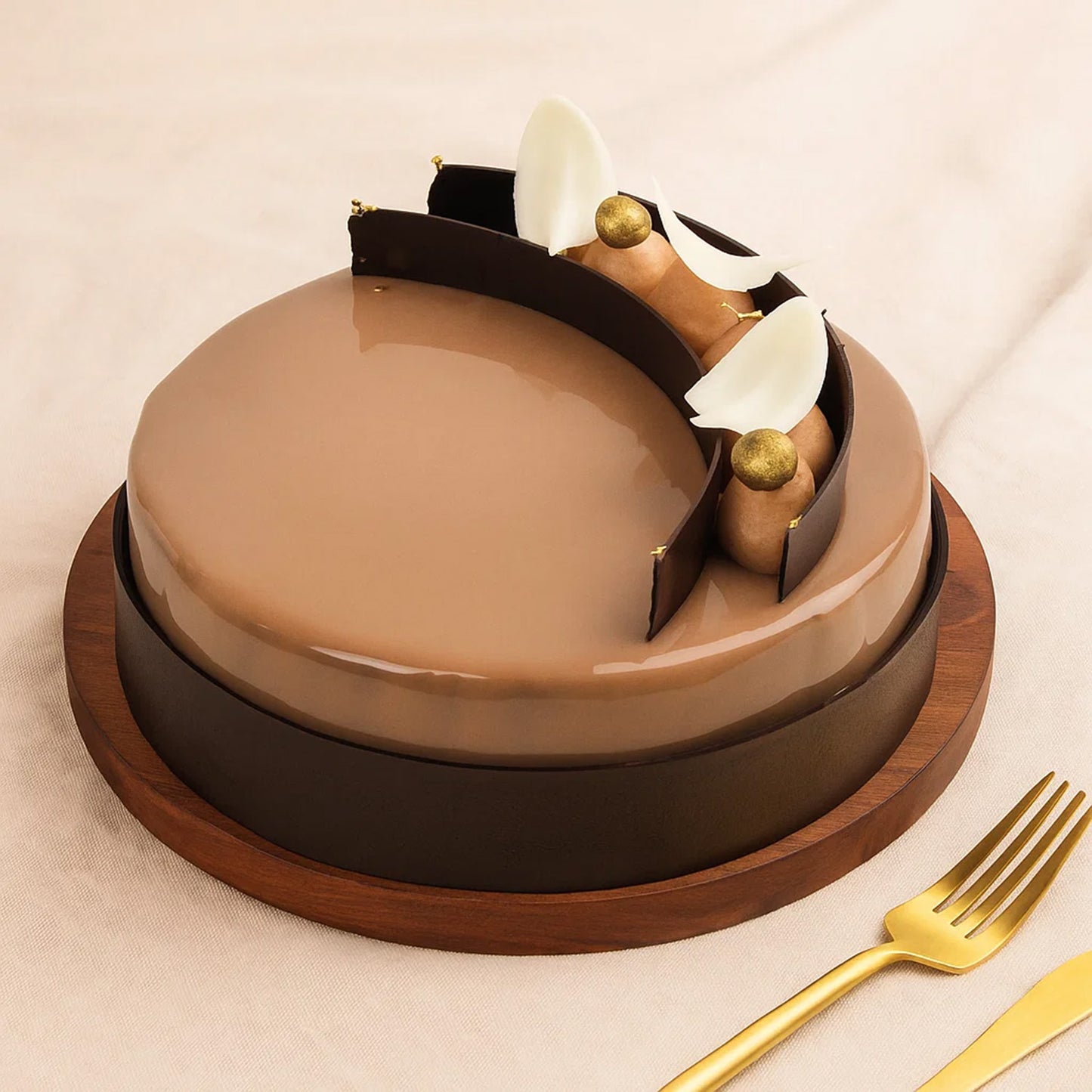 Luxurious Caramel Gold Fudge Cake