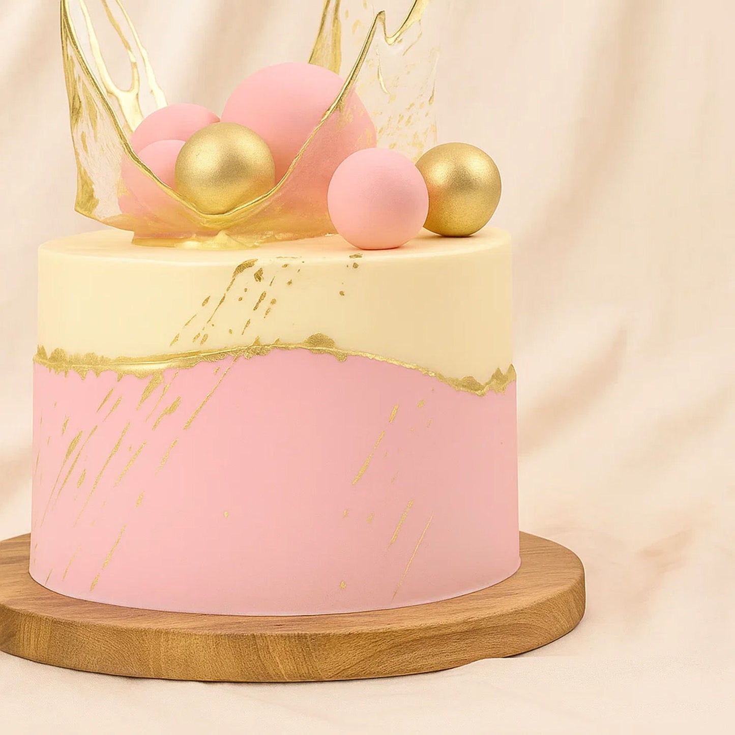 كيك ردفلفت تصميم التاج الذهبي