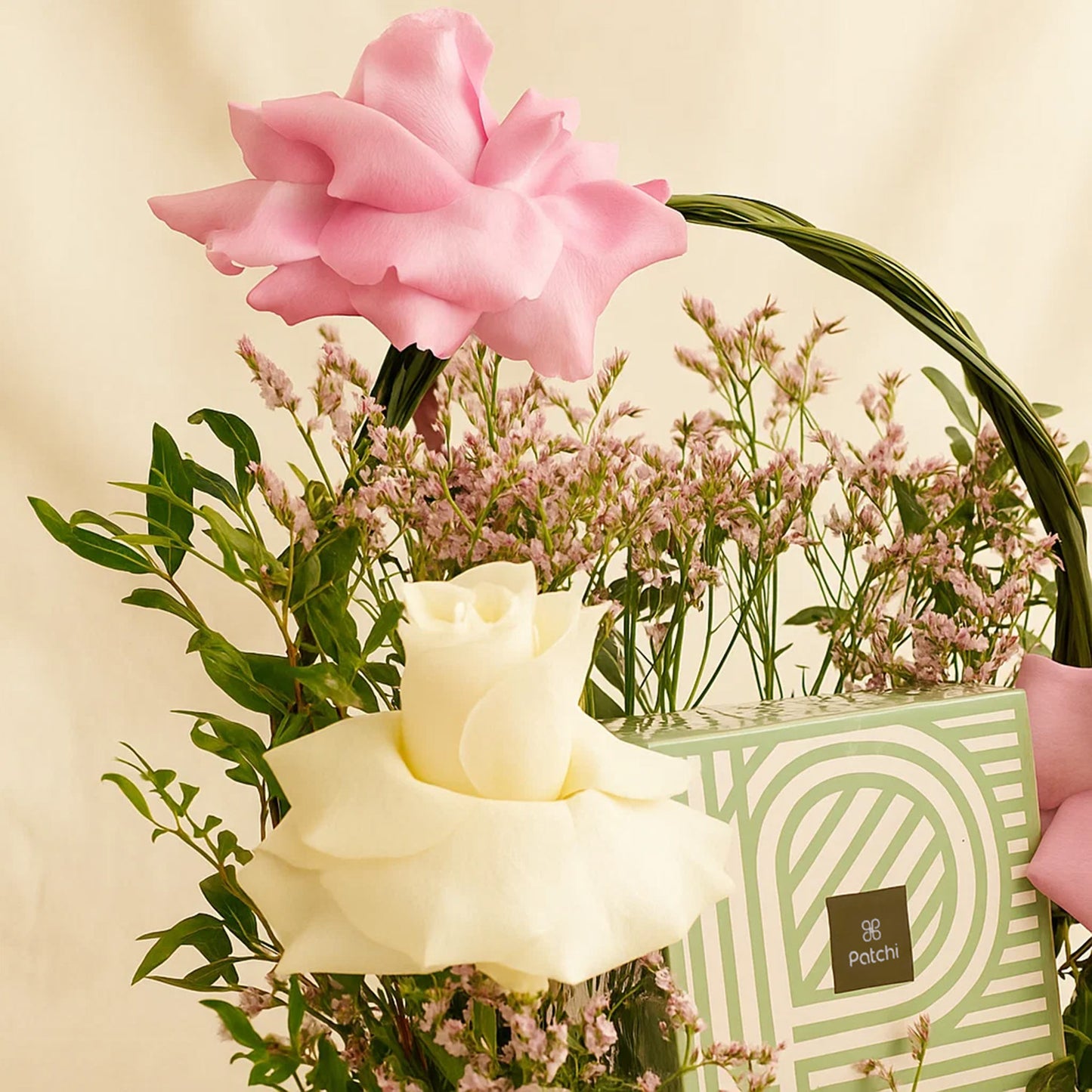 سلة ورد طبيعي و شوكولاتة باتشي