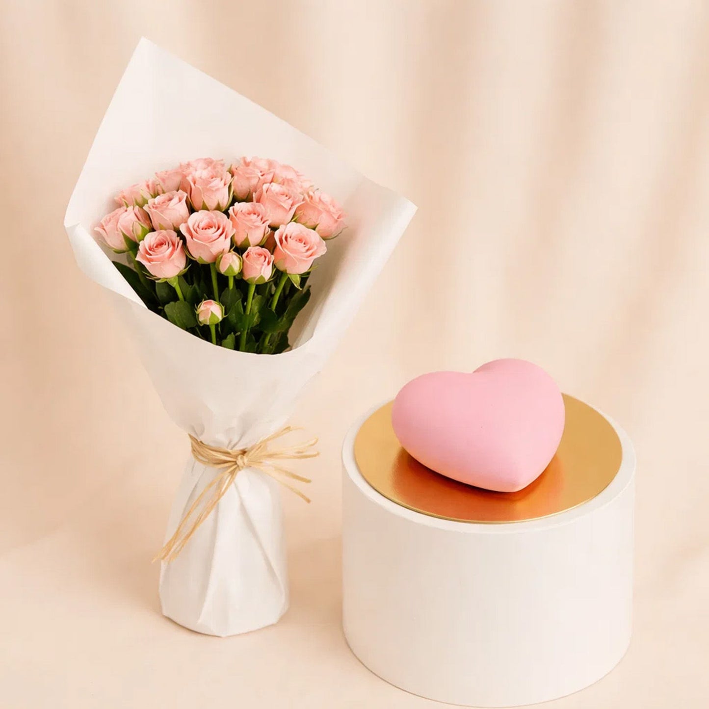 Pink Spray Roses Bouqet and Heart Shape Chocolate Cake 500 gm