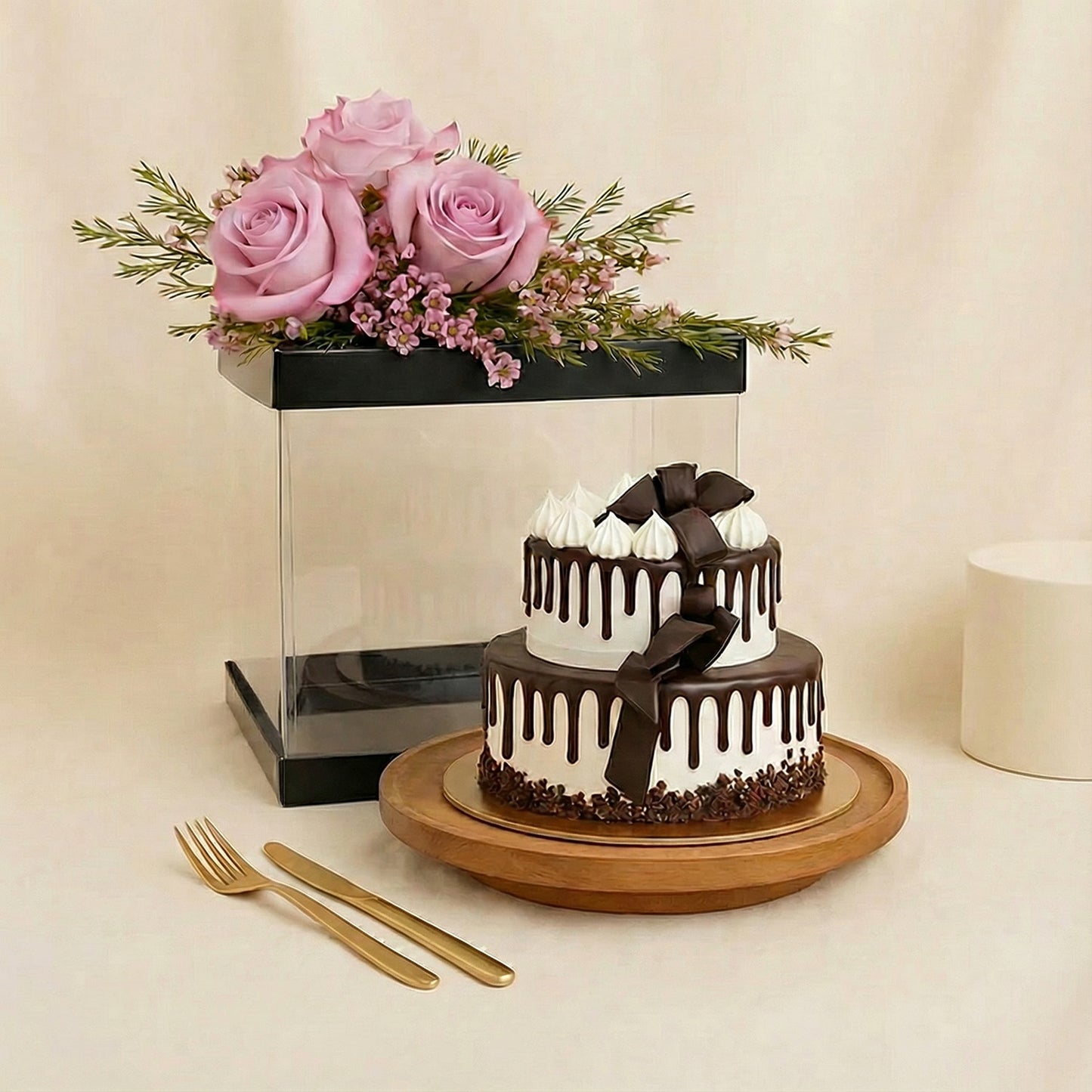 كيكة شوكولاته فاخرة من طبقتين مع باقة ورد