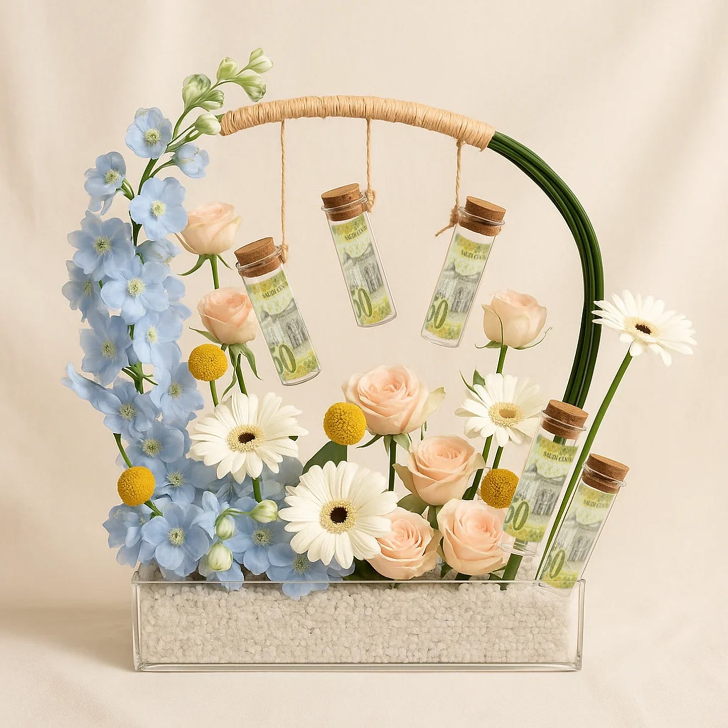 باقة ورد وفلوس مع دلفينيوم أزرق