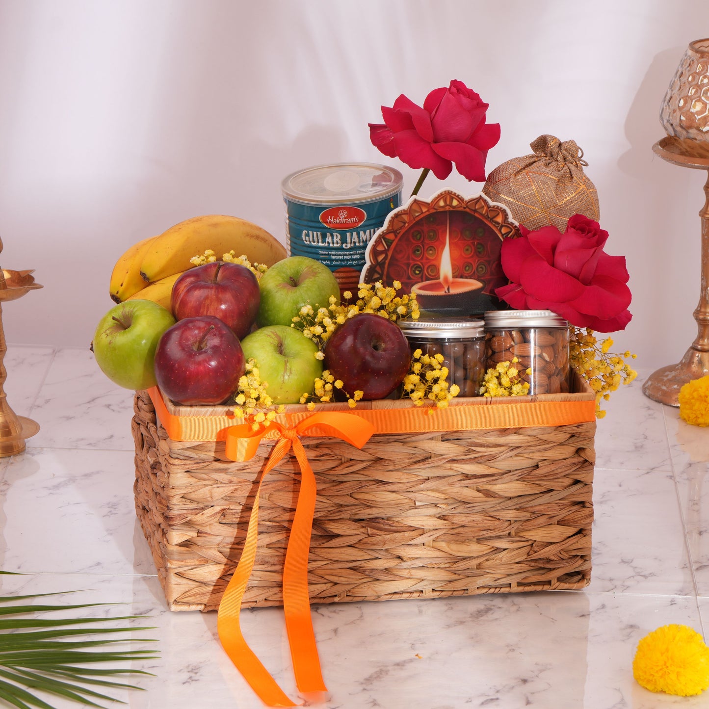 سلة فواكه و طيبات مع ورد جوري