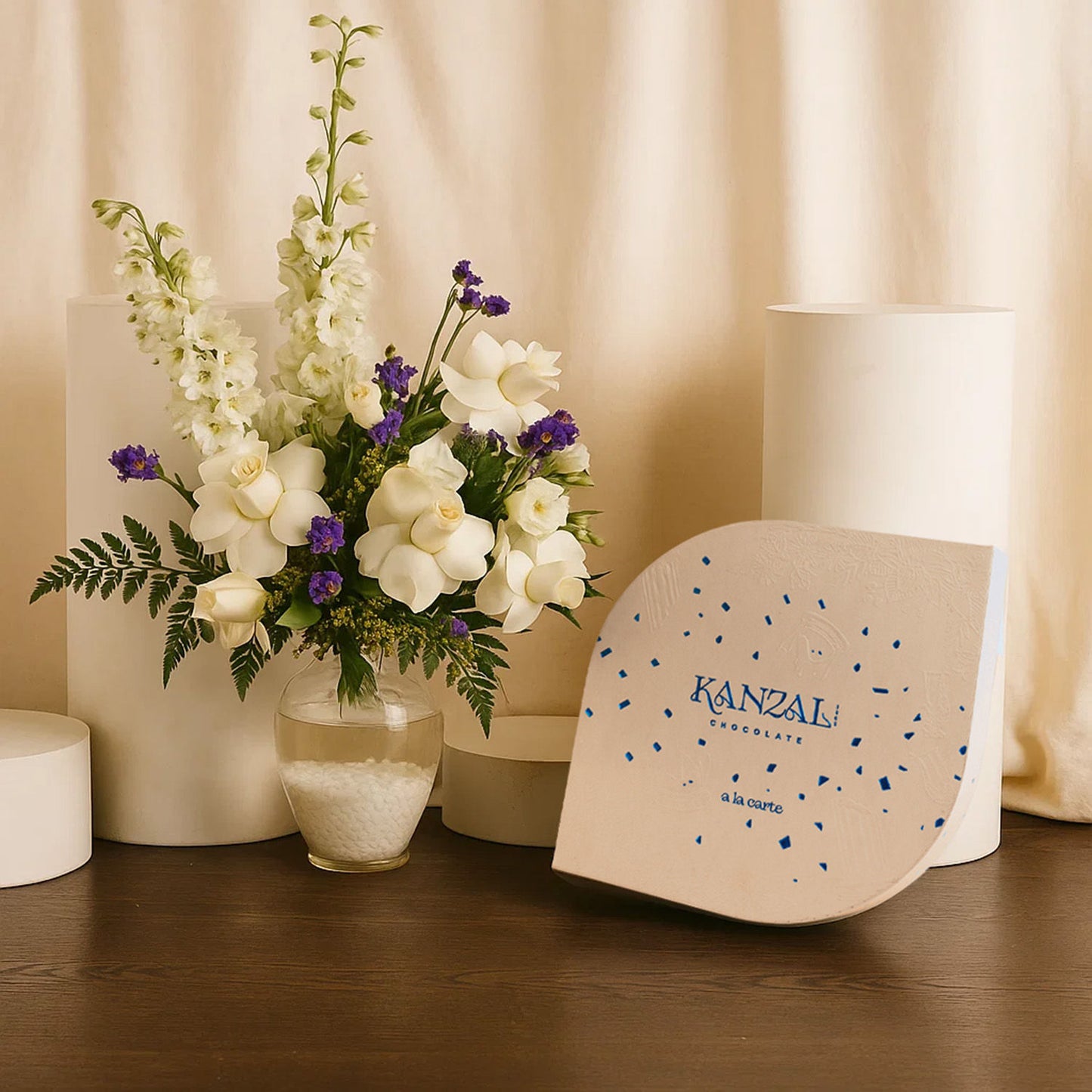 KANZAL A La Carte Chocolate n White Flower Vase