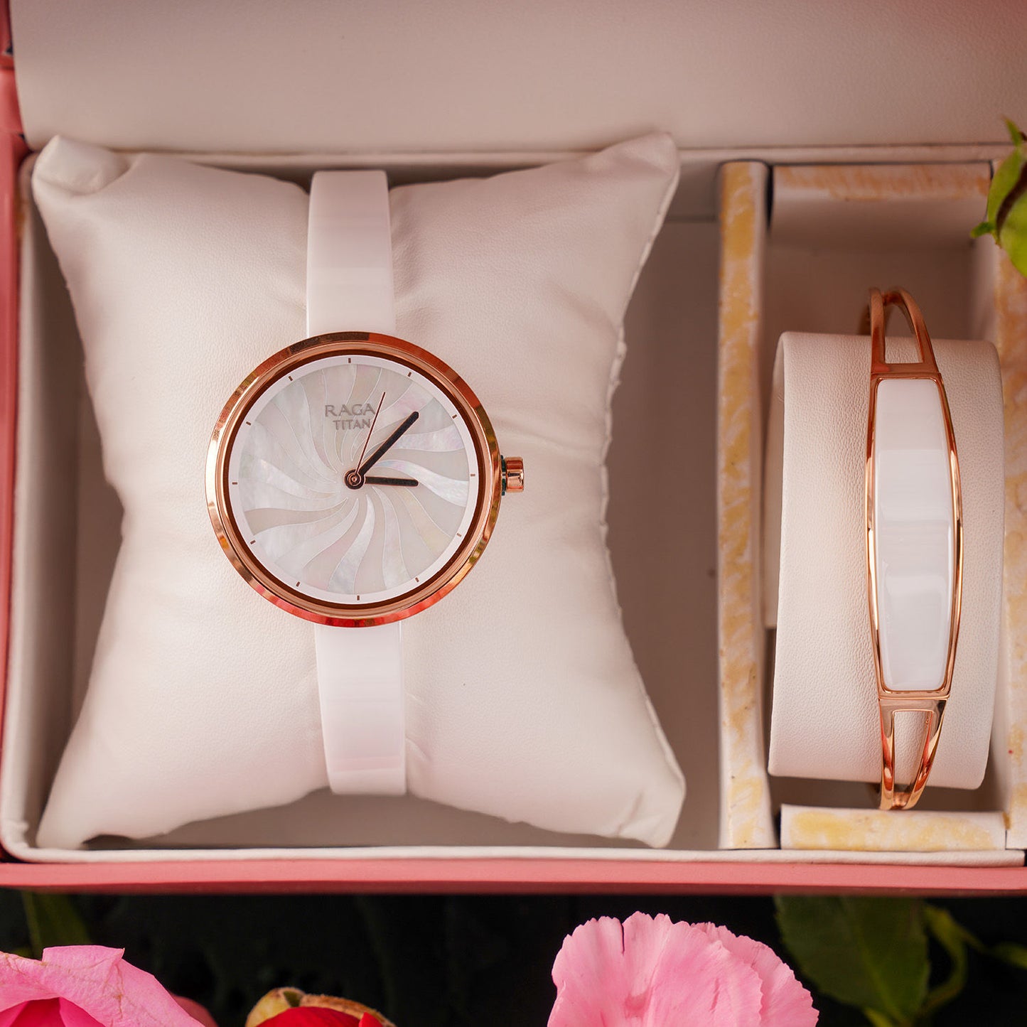 همسات الروز جولد | طقم تيتان راجا مع باقة ورد