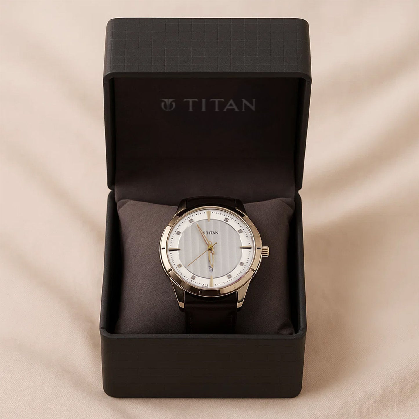 Titan Off-White Dial Men's Watch n Flower Bouquet