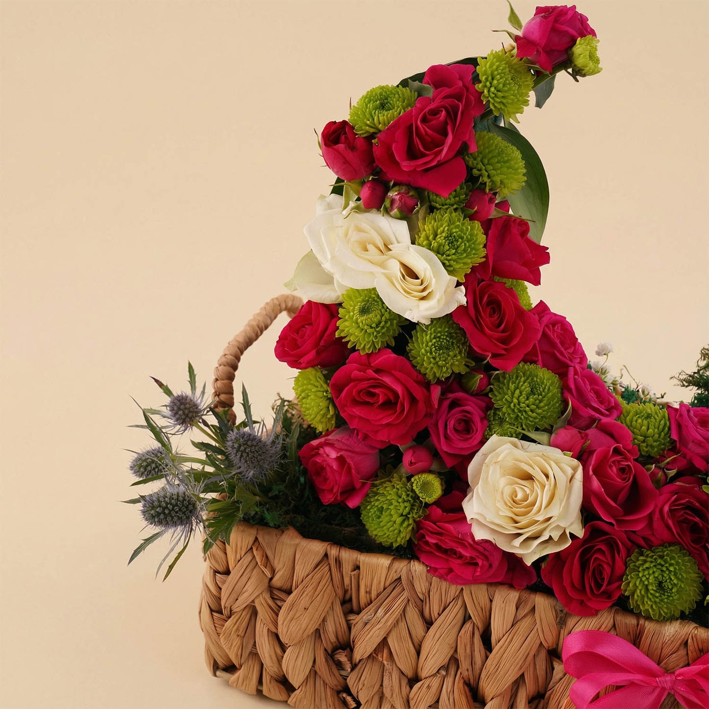 سلة ورد مع علبة شوكولاتة فينشي