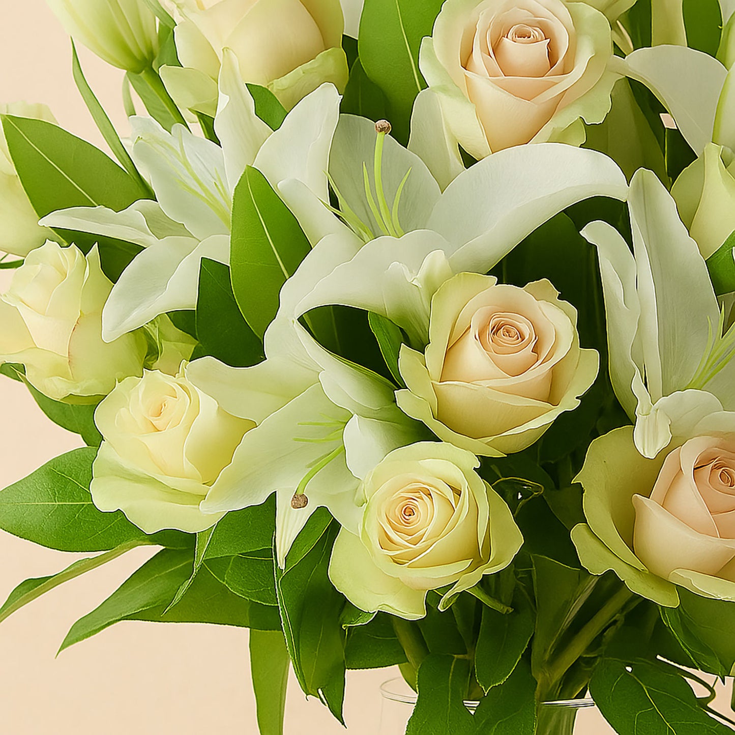 فازة ورد و لي لي أبيض أنيقة