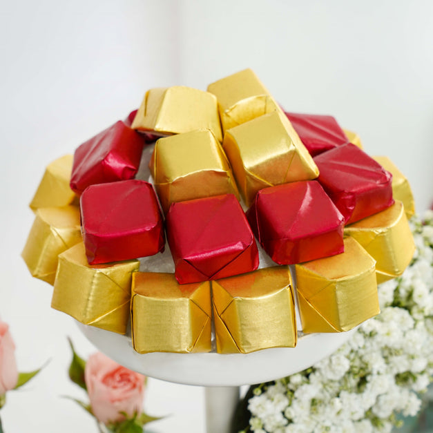 صينية تقديم ورد زهرية و شوكولاتة