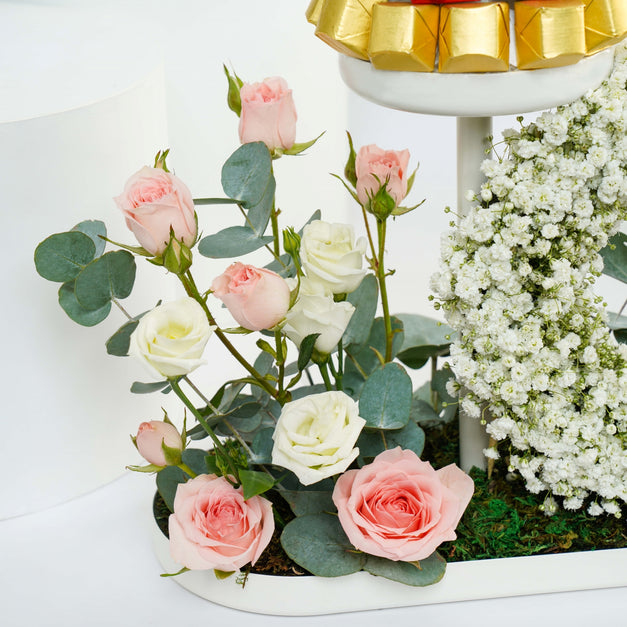 صينية تقديم ورد زهرية و شوكولاتة