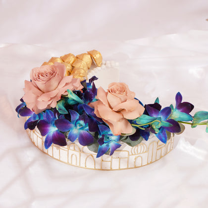 هلال الأوركيد مع ورد و شوكولاتة