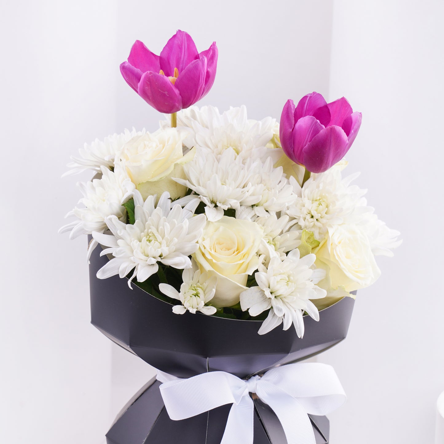 جمال الورد الابيض والتوليب