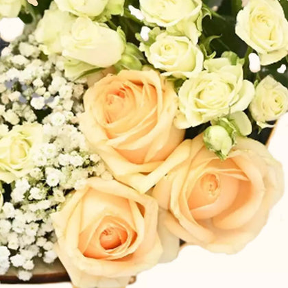 سلة ورد ابيض ناعم مع شوكولاتة باتشي