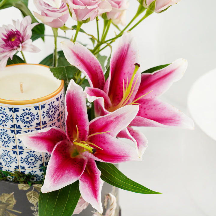 بوكس زنابق زهرية مع شمعة معطرة