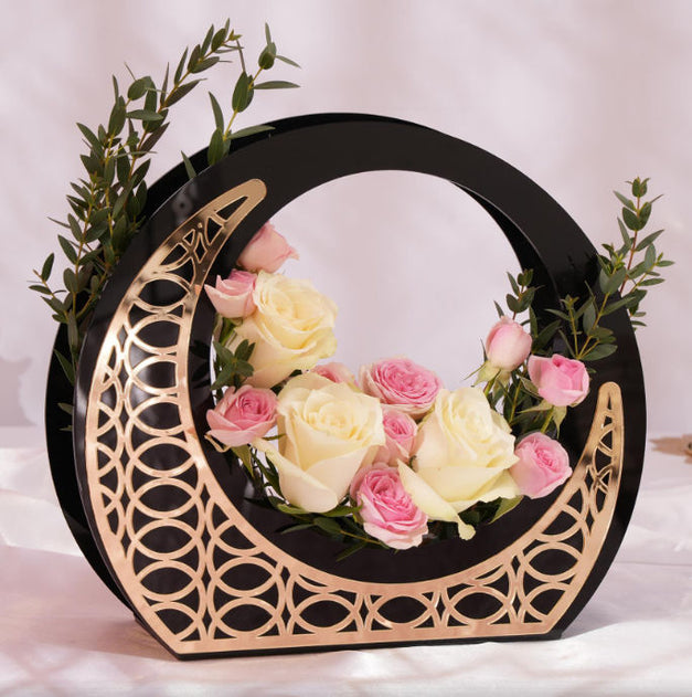 مزهرية ورد على شكل هلال