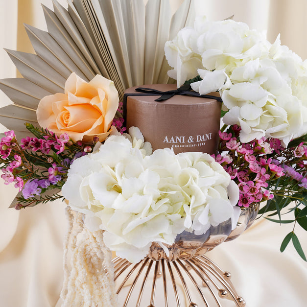 شوكولاتة آني وداني في مزهرية هيدرانجيا متألقة