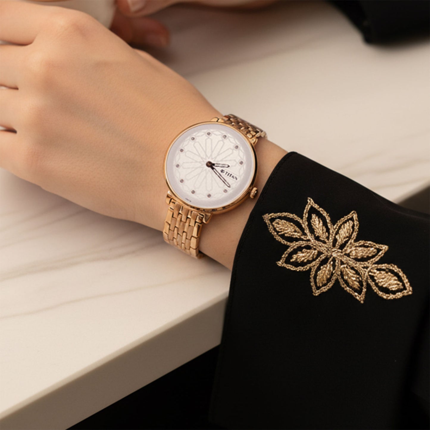 تيتان ساعة نسائية وصينية ورد أصفر