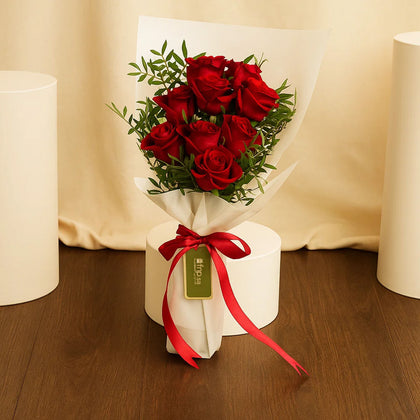 شوكولاتة لا ميرنا و بوكيه ورد أحمر غلاف أبيض