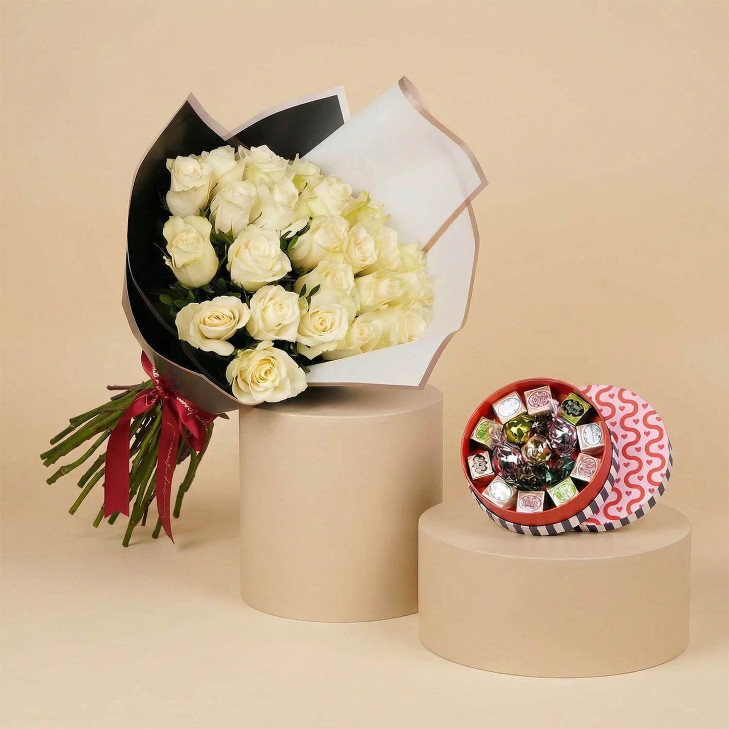 بوكيه ورد أبيض مع شوكولاتة فينشي