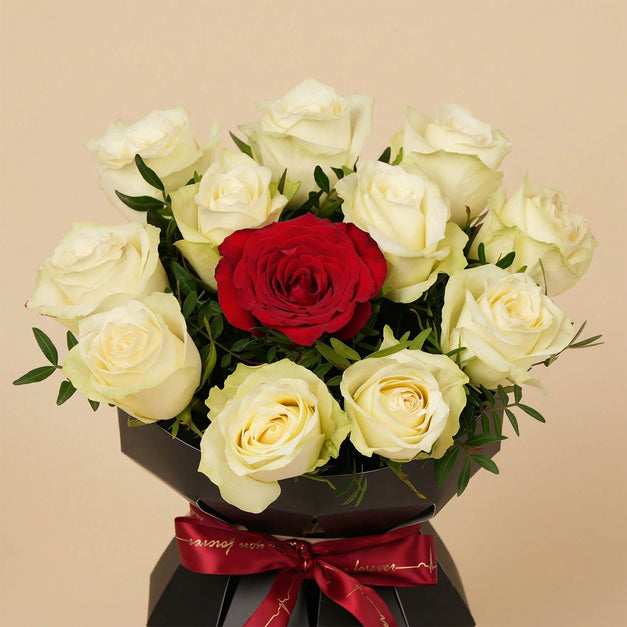 بوكيه ورد أبيض مع وردة حمراء