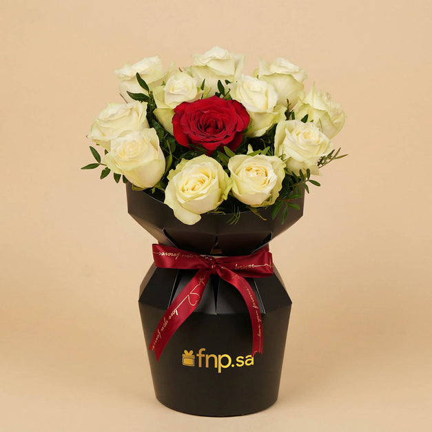 بوكيه ورد أبيض مع وردة حمراء