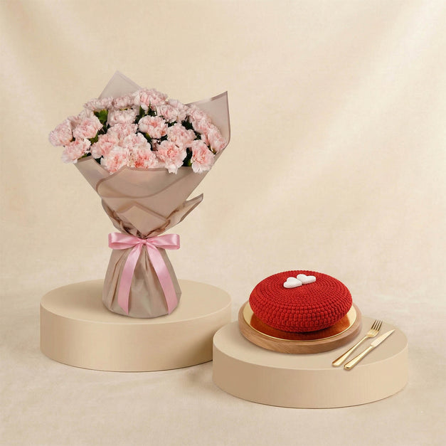 كيك الفالنتاين مع بوكيه قرنفل وردي