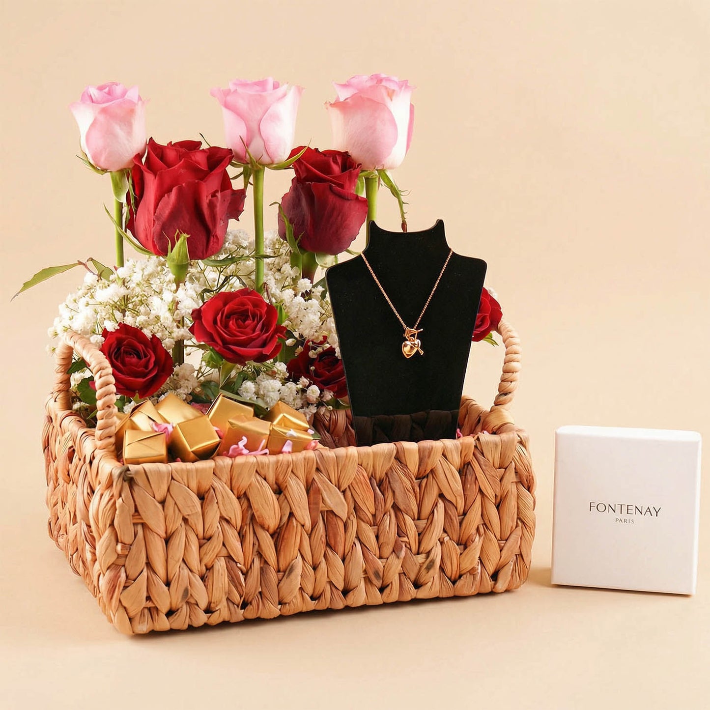 عقد فونتني مع سلة ورد وشكولاتة