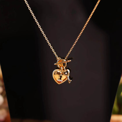 عقد فونتني مع سلة ورد وشكولاتة