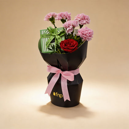 ورد قرنفل و جوري مع علبة باتشي هدية عيد الحب