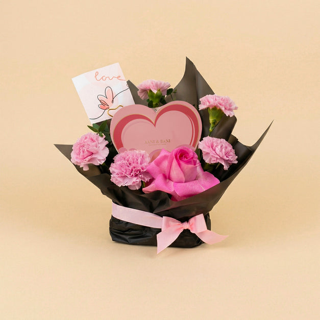 شوكولاتة آني وداني شكل قلب مع ورد وردي