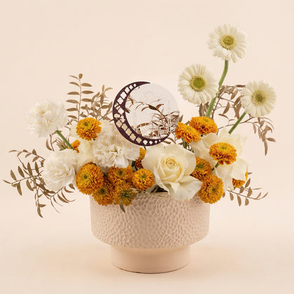 ورد أبيض في مزهرية هلال رمضان الذهبية