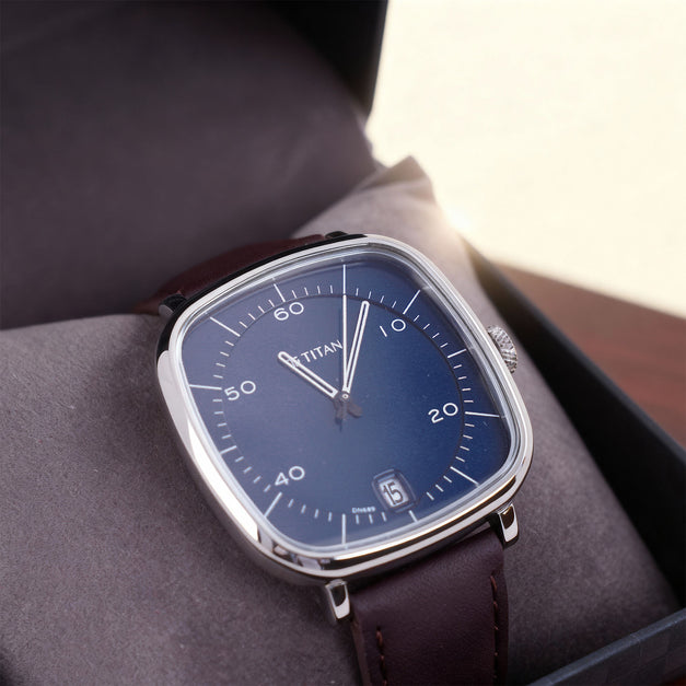 ورد أزرق مع ساعة تيتان هدية رجالية