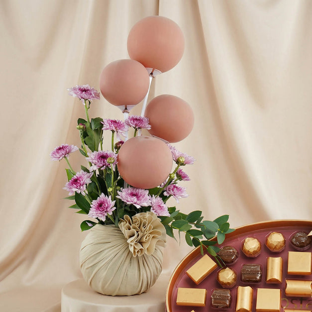 علبة شوكولاتة بستاني مع مزهرية أقحوان