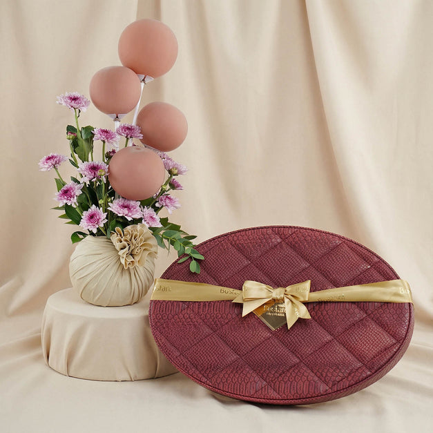 علبة شوكولاتة بستاني مع مزهرية أقحوان