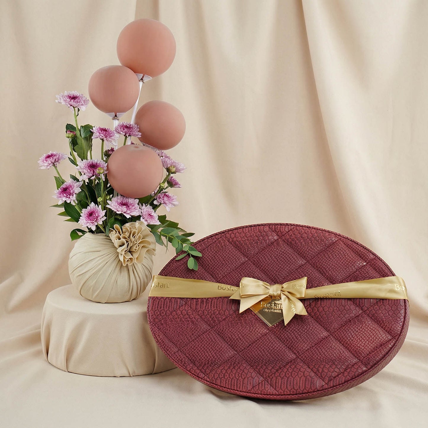 علبة شوكولاتة بستاني مع مزهرية أقحوان