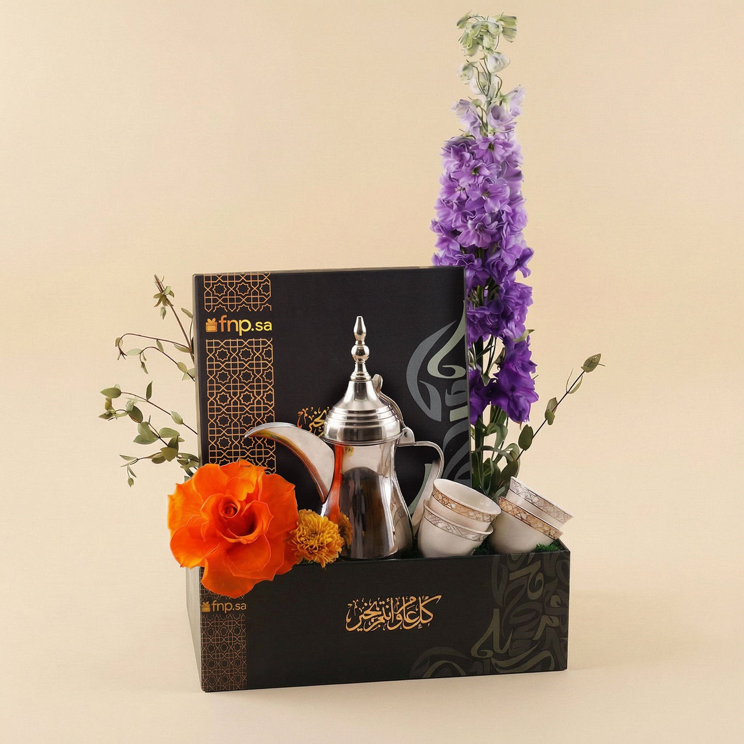 علبة تمور رمضان مع ورد و طقم قهوة سعودي