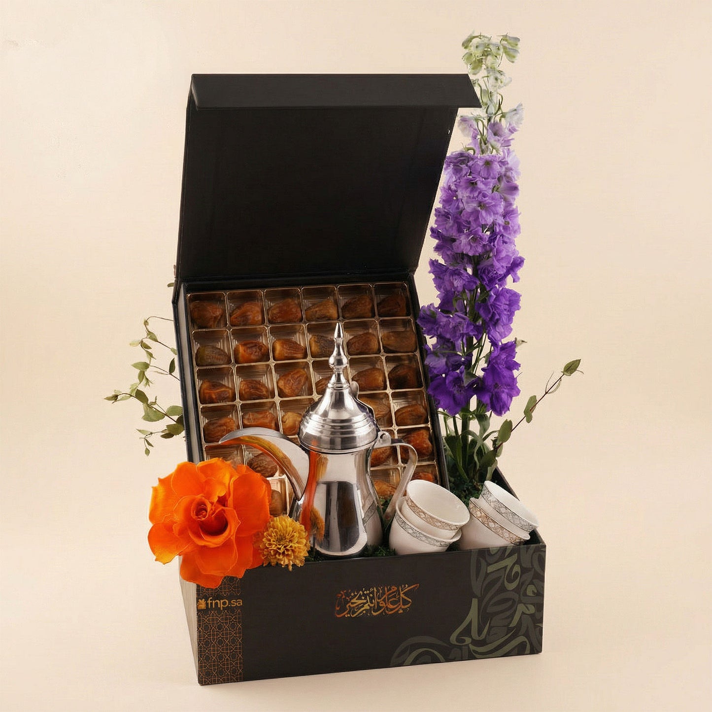 علبة تمور رمضان مع ورد و طقم قهوة سعودي