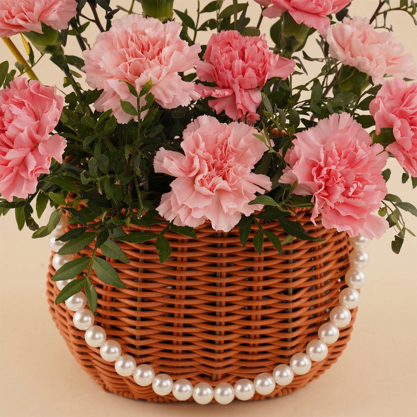 سلة ورد القرنفل اللؤلؤية