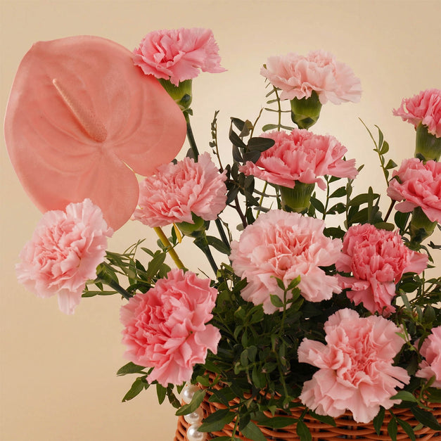 سلة ورد القرنفل اللؤلؤية