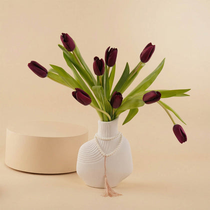 مزهرية ورد توليب أرجواني متألقة