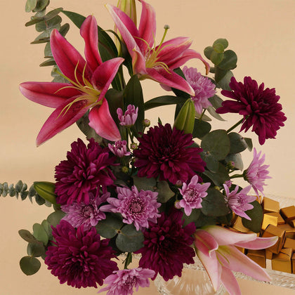 زهور وشوكولاتة في طبق كريستال